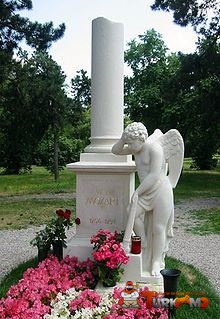 220px-Sankt_Marxer_Friedhof_Mozart-Grabmal_2.jpg