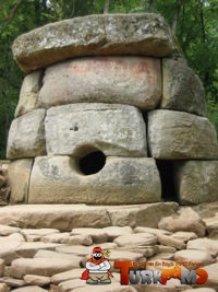 200px-Dolmen_Russia_Kavkaz_Jane_1.jpg