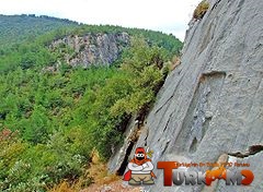 240px-NejdetDuzen_KarabelHittiteLuwianMonumentCarvedinRockKemalpasaTurkey.jpg