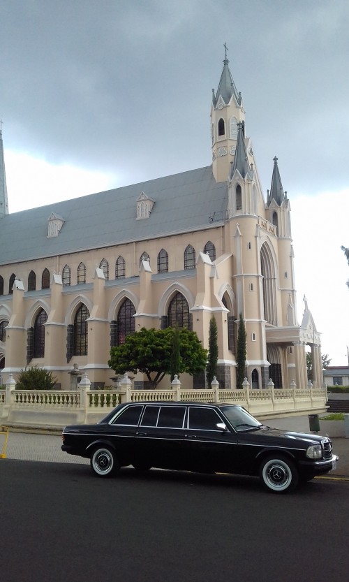 Boda en Iglesia de San Rafael de Heredia. COSTA RICA LIMOUSINE RIDES.