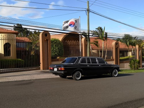 Embassy-of-Costa-Rica-in-Seoul-Korea-Republic.-MERCEDES-LIMO-W123.jpg