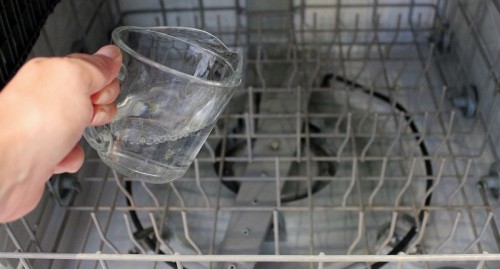 Add-1-cup-white-vinegar-to-the-bottom-of-your-dishwasher-via-clean-mama-1-min.jpg