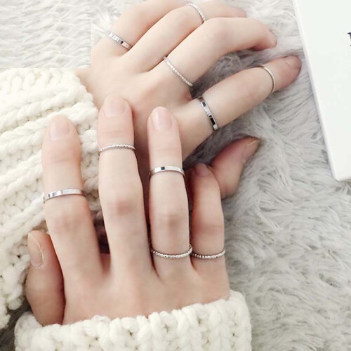 3b866f473effe0e8ed63df46394b05f3.mothers-day-gift-banner-dainty-rings-small-ring-minimal-design-rings.jpg
