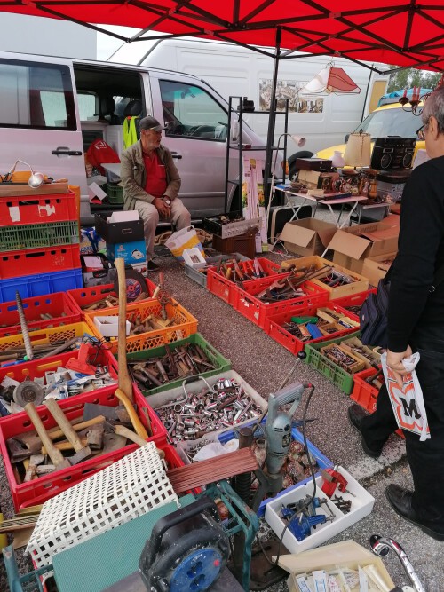 flohmarkt-verkauefer-mit-viel-altem-werkzeug.30f21ada.jpg