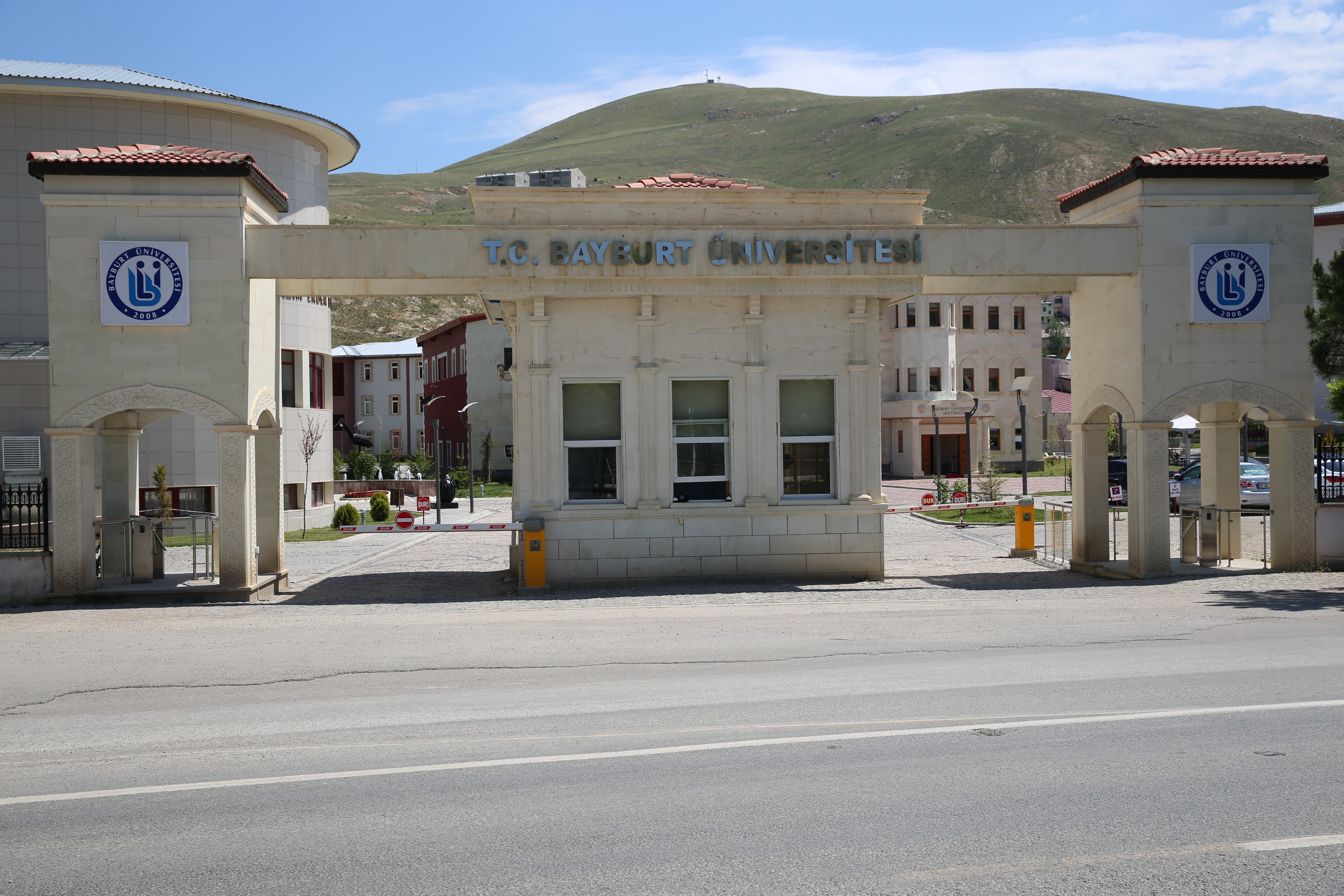 Bayburt_Universitesi_Giris_Kapisi.jpg