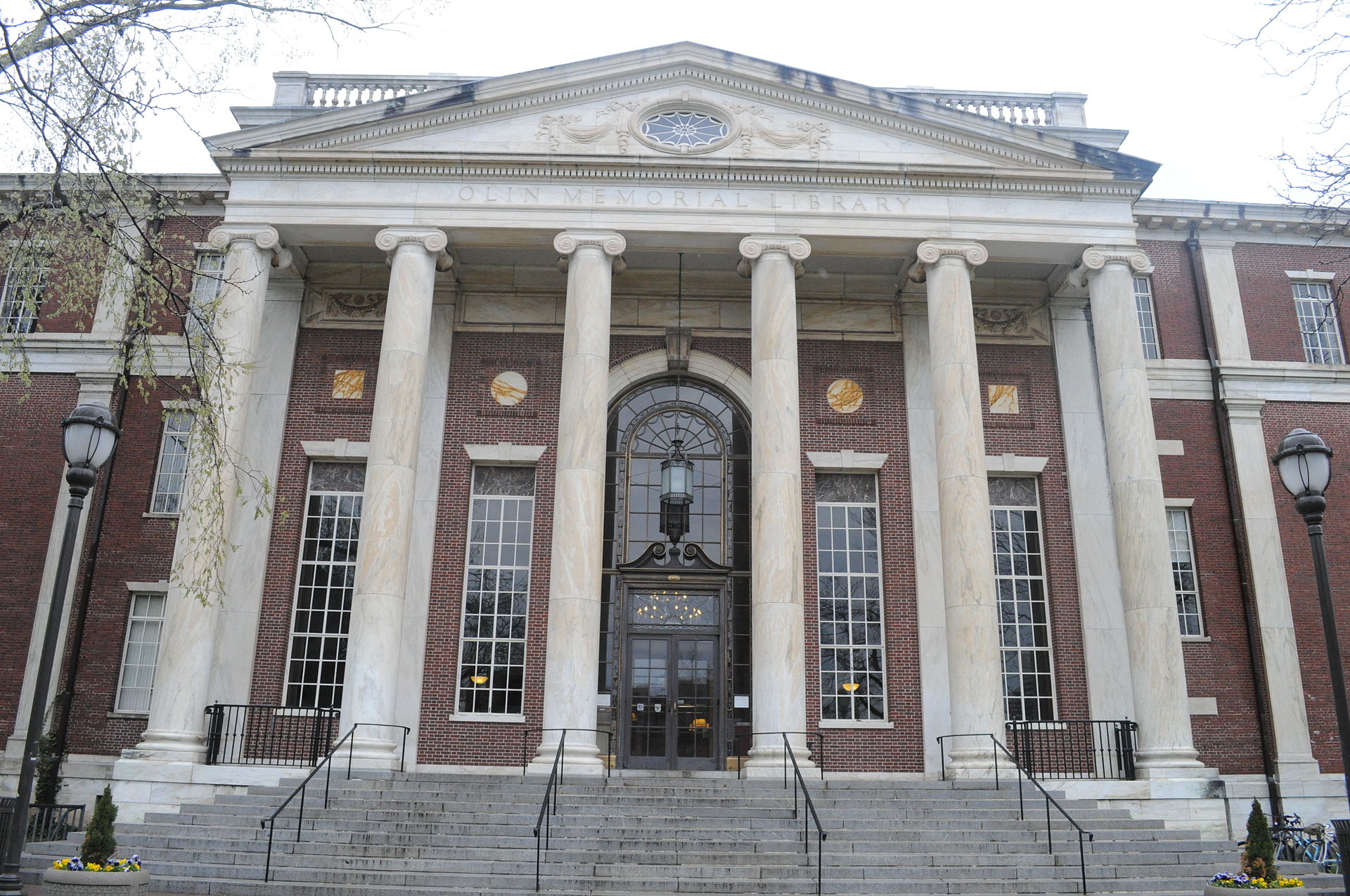 Wesleyan_University_-_Olin_Library_02.jpg