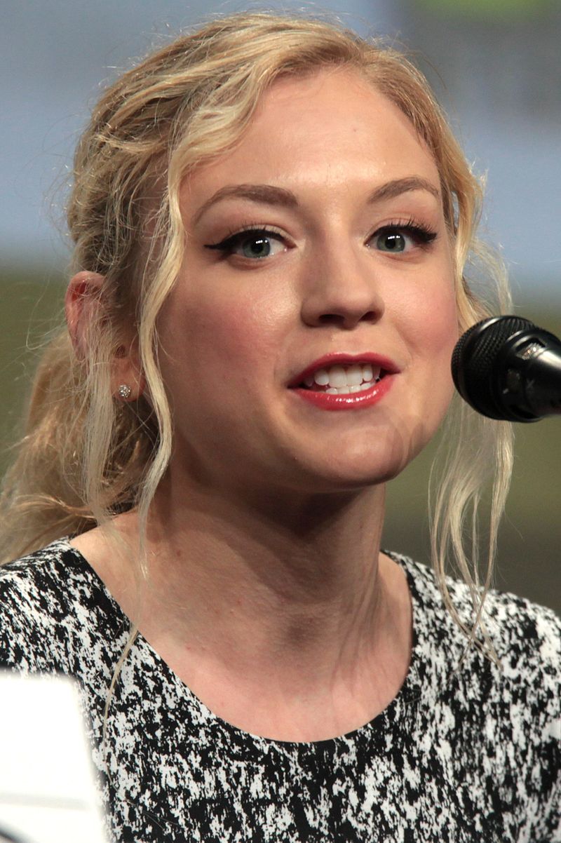 Emily_Kinney_2014_Comic_Con_cropped.jpg