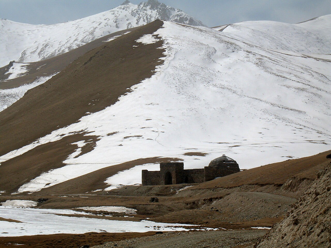 Tash_Rabat_in_mountains.jpg