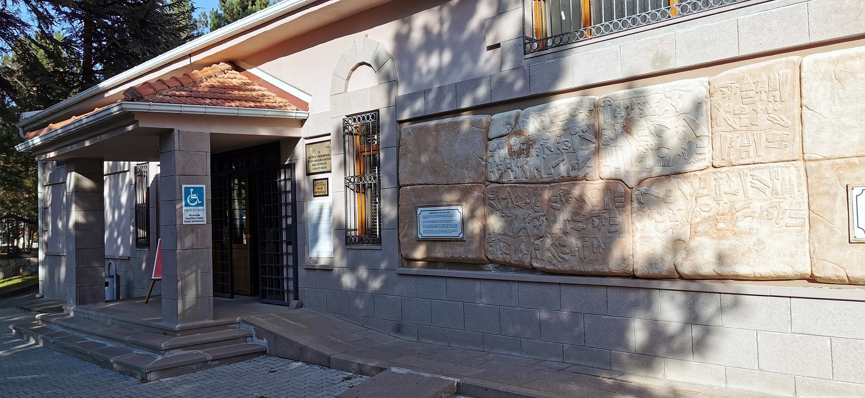2880px-Museum_Hattusa_-_Bogazkoy_Museum_Bogazkoy_Corum_Turkey_01.jpg