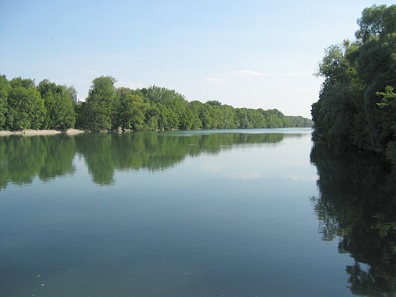Isar_River_in_the_north_of_Munich.jpg