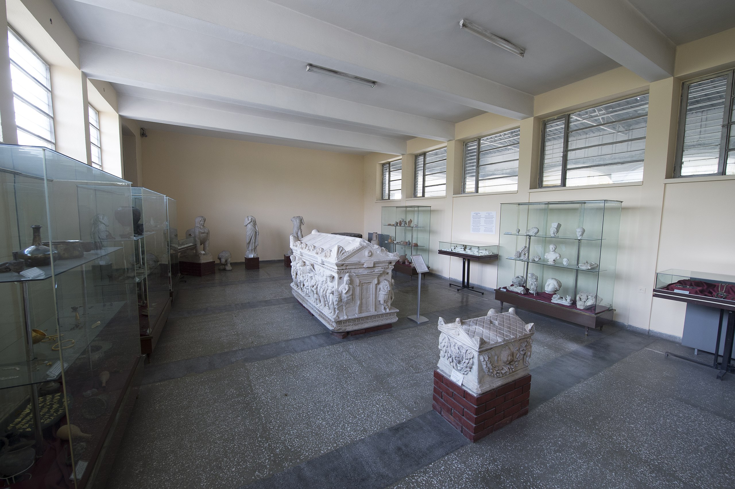 Kayseri_Archaeological_Museum_Hall_2_2333.jpg