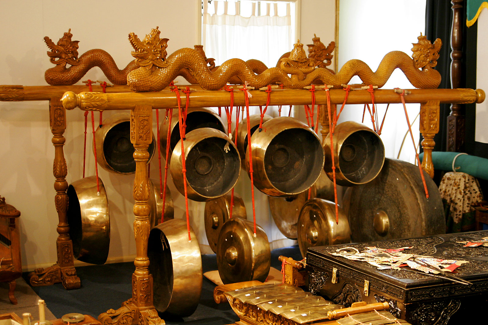 Traditional_indonesian_instruments04.jpg