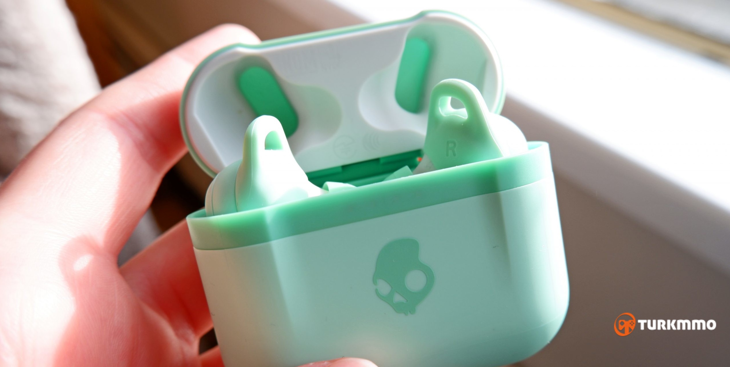 skullcandy-indy-evo-case-open-scaled.jpg