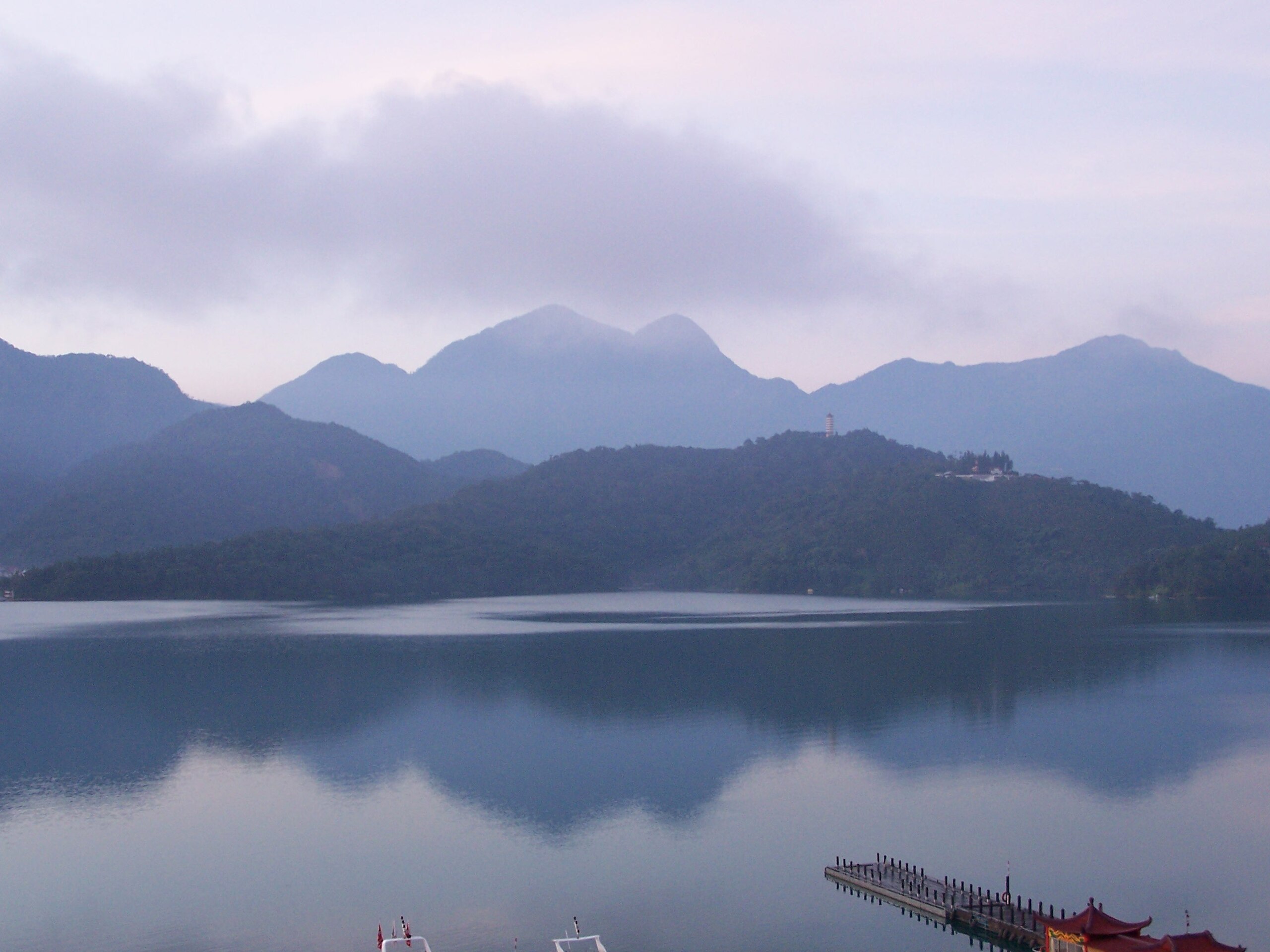 Sun_Moon_Lake.jpg