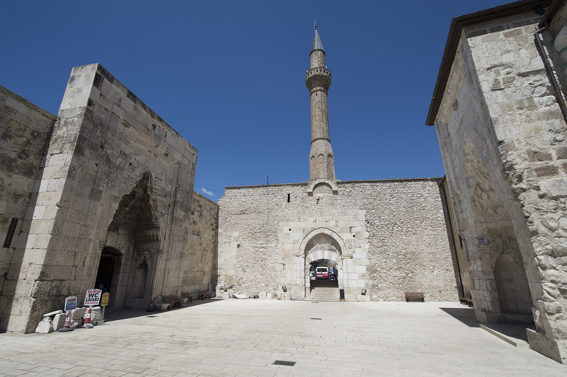 Egirdir_Dundar_Bey_Medresesi_and_Hizir_Bey_Camii_3009.jpg