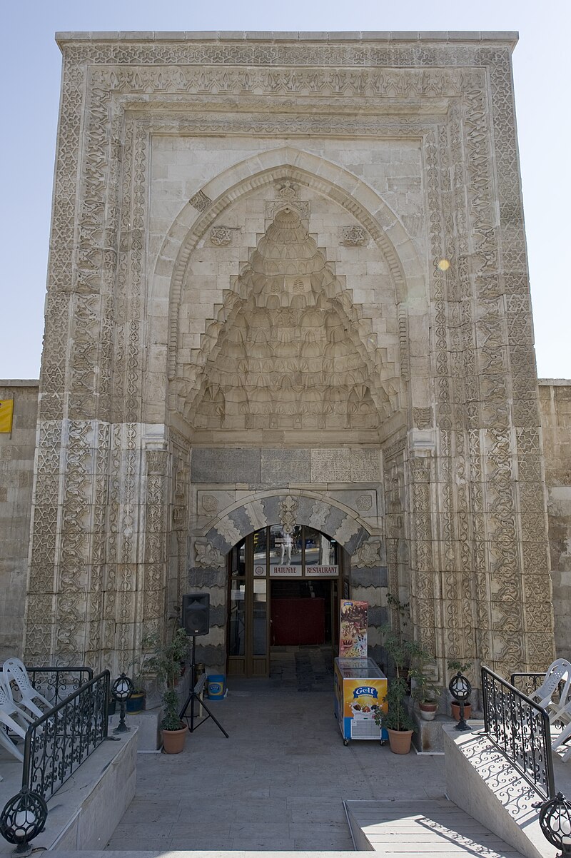 Karaman_Hatuniye_Medresi_4812.jpg