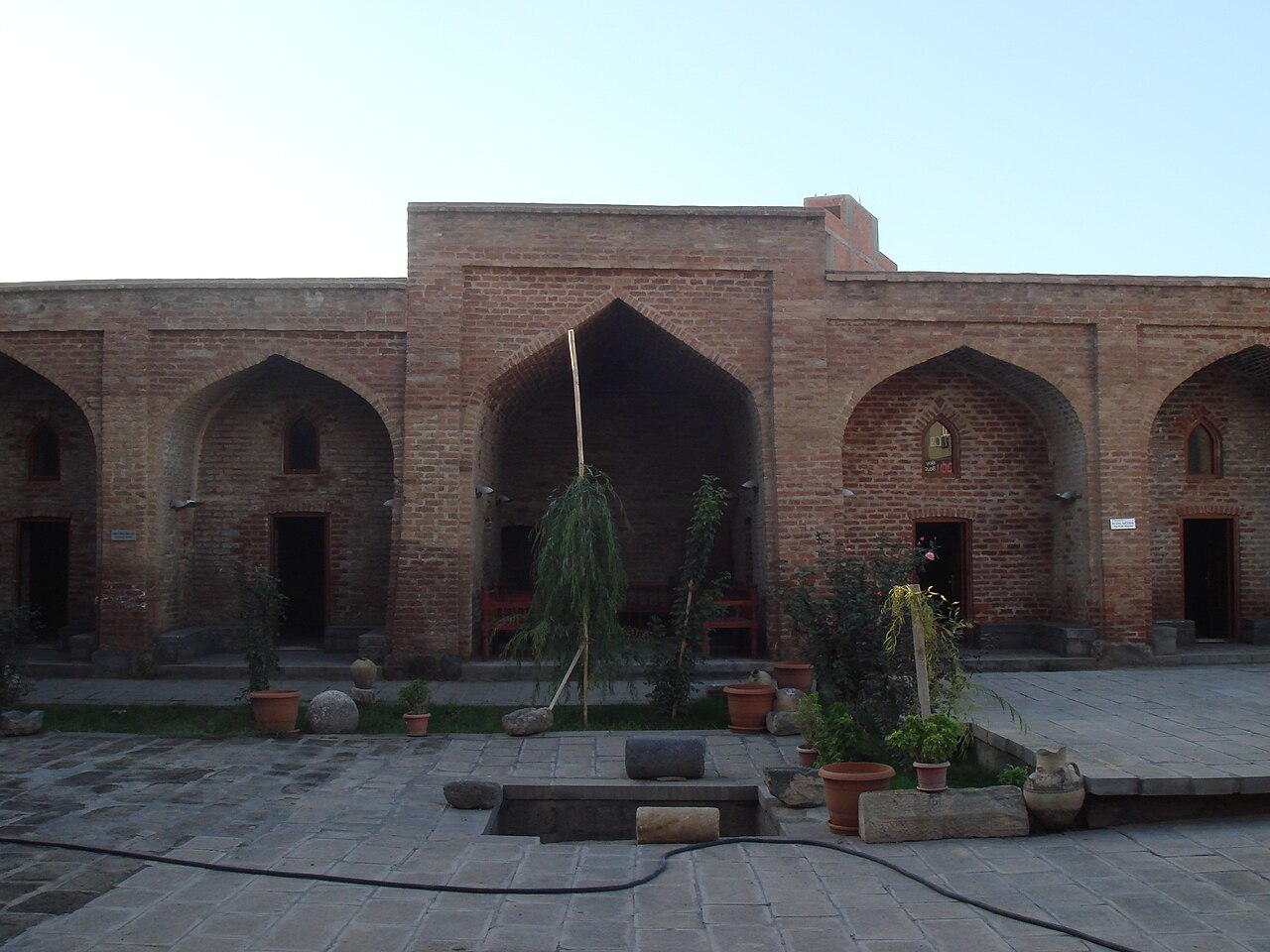 Medreseya_Sor_Cizira_Botan_2009_2.jpg