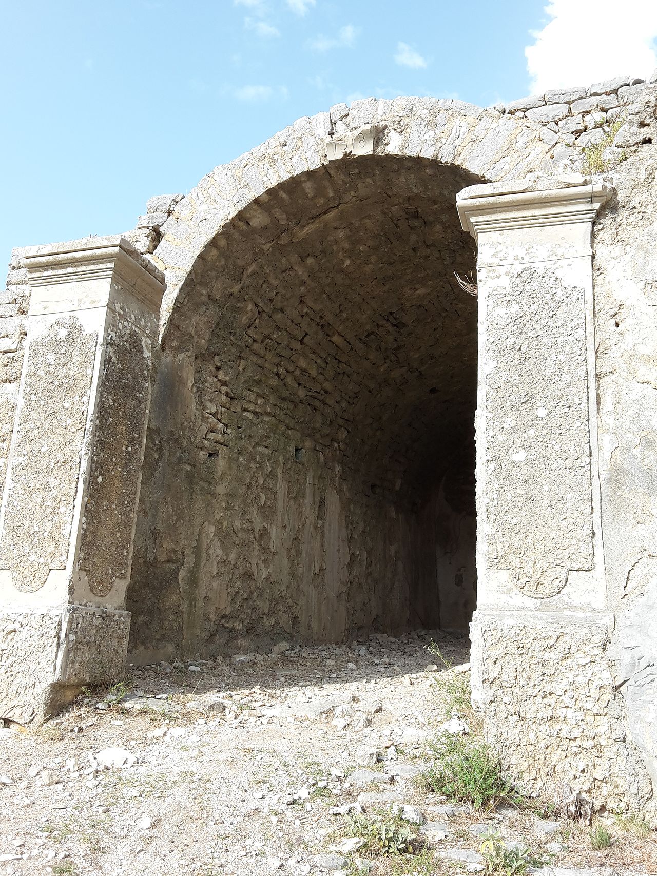 Borshi_Castle_entrance.jpg