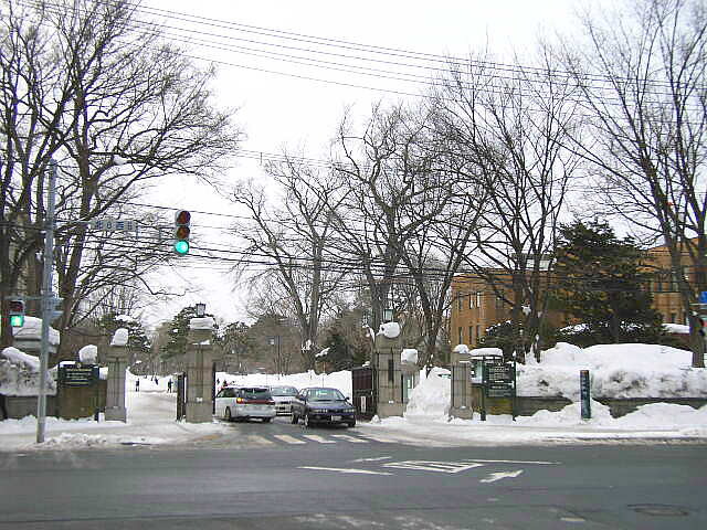 HokkaidoDaigakuSapporoKyanpasuSeimon2005-2.jpg