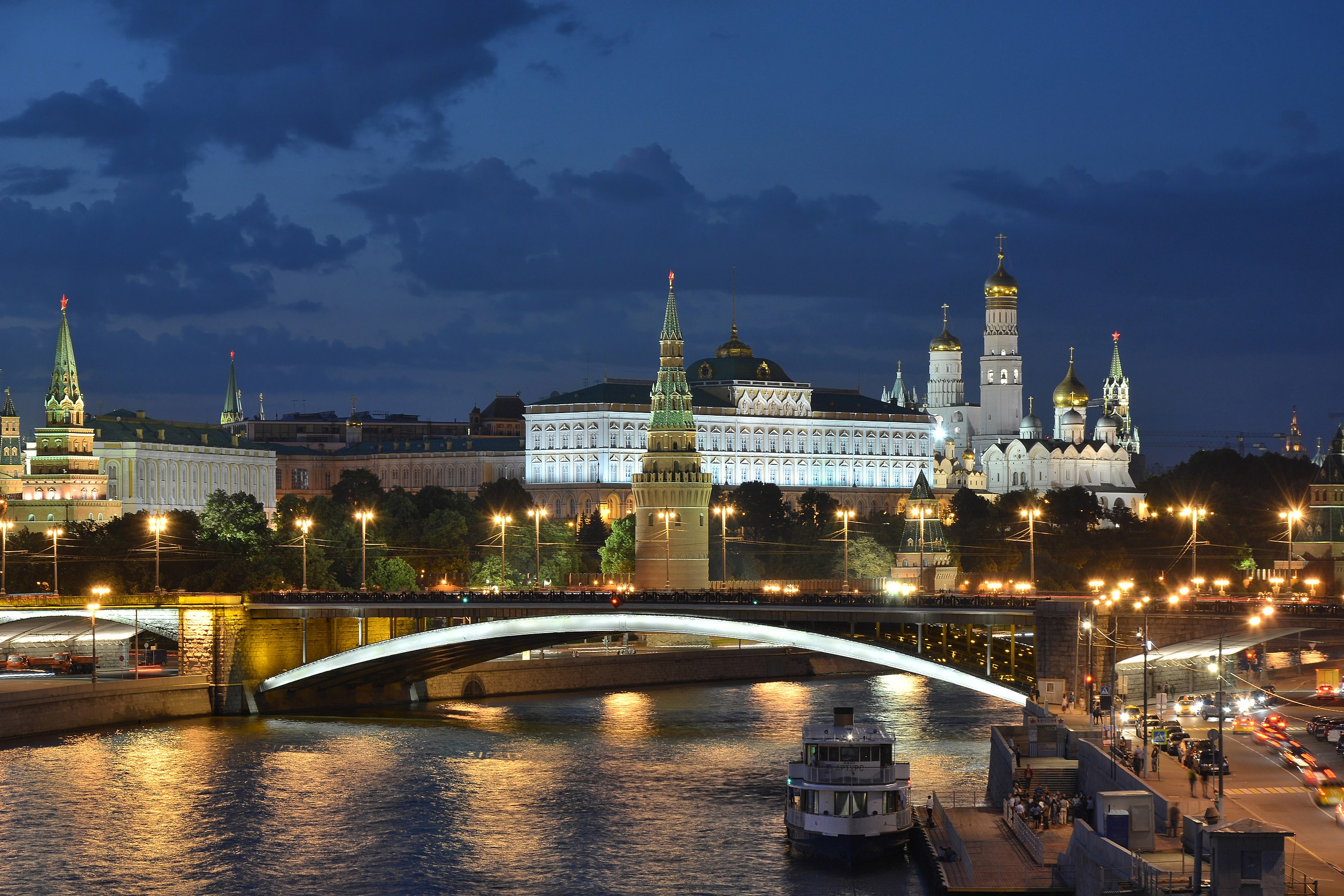 Moscow_Kremlin_and_Bolshoy_Kamenny_Bridge_late_evening_01.jpg