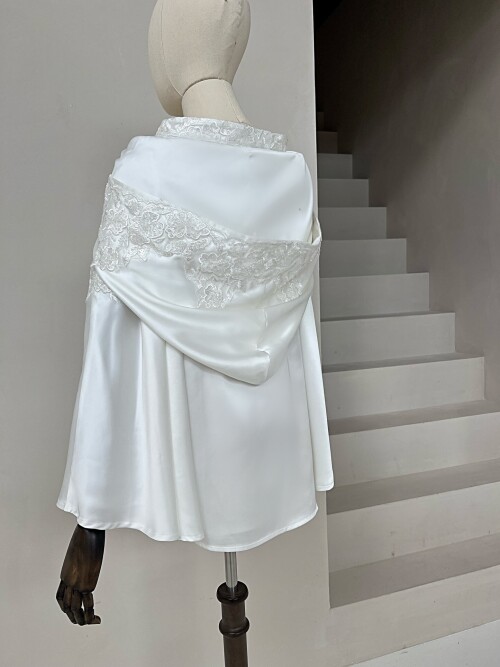 Look and feel like a princess on your special day with Modestbridalwear.com Modest bridal cape Rania! Our unique designs and superior quality will make you feel beautiful and confident on your wedding day.

https://www.modestbridalwear.com/products/bridal-cape-rania